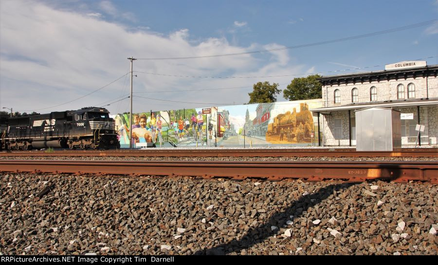 NS 7006 on H91 passing mural